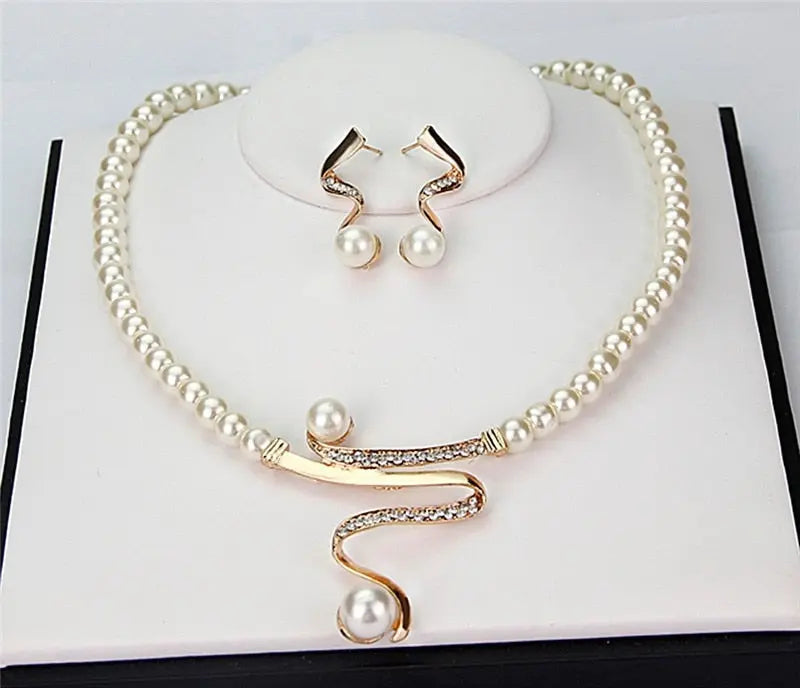 Natural Pearl Jewellery Set: Necklace and Earrings