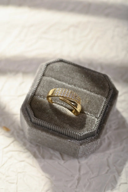 Elegant Gold Ring with Sparkling Stones